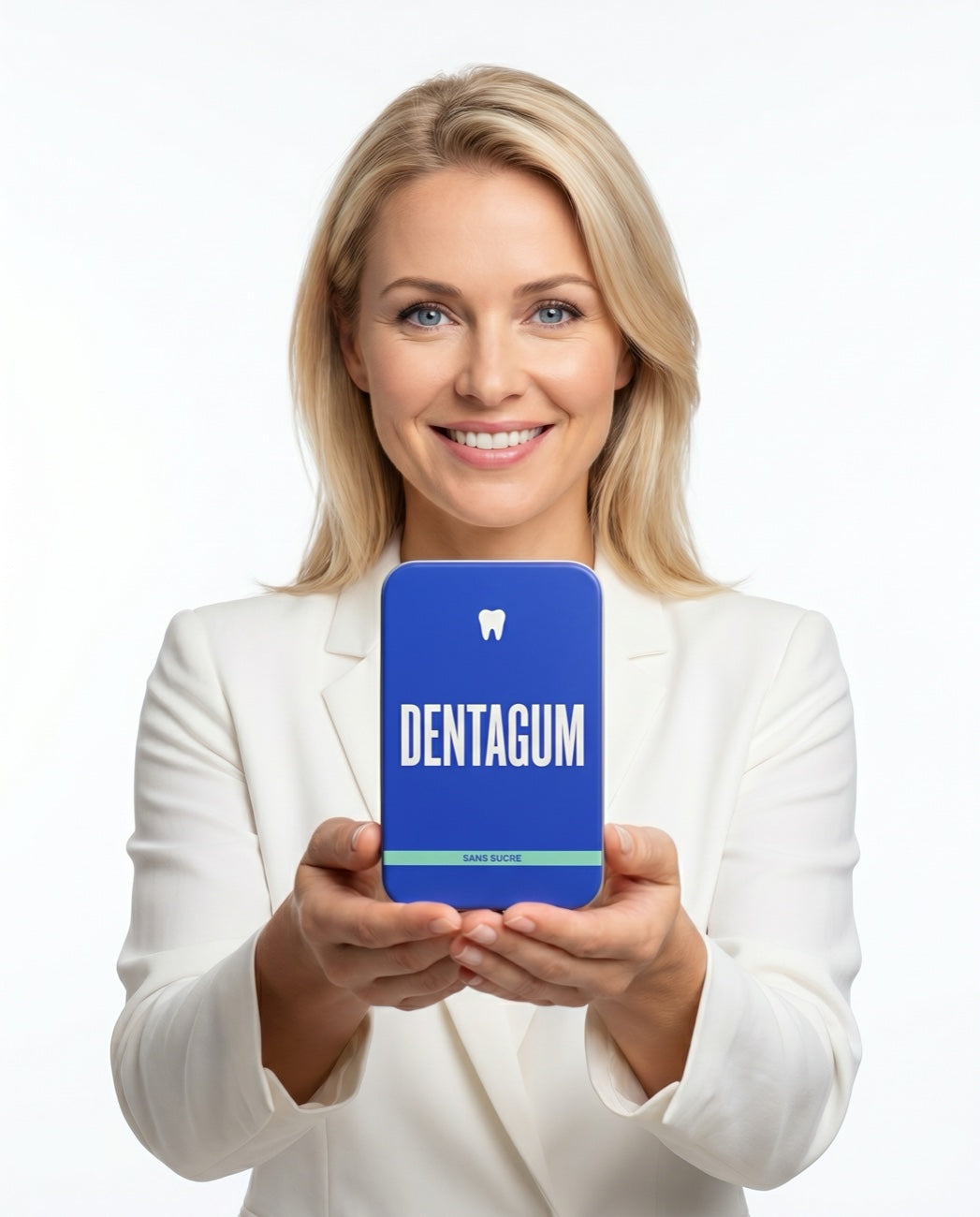 Ambassadrice DENTAGUM tenant la boîte de chewing-gum dentaire sans sucre